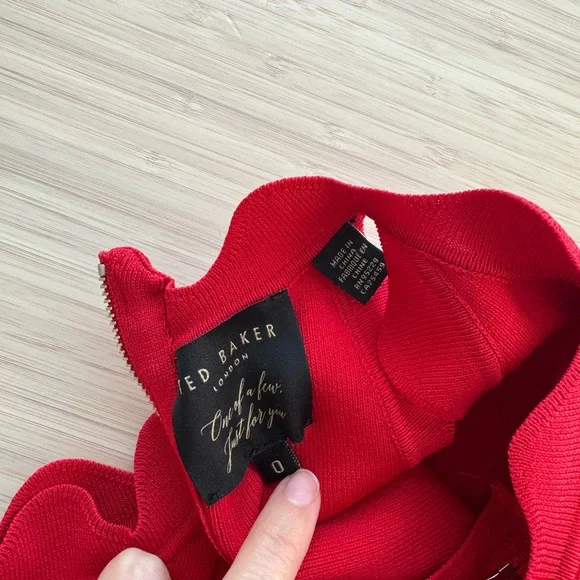 Elegant Red Sleeveless Dress - Picture 5 of 6